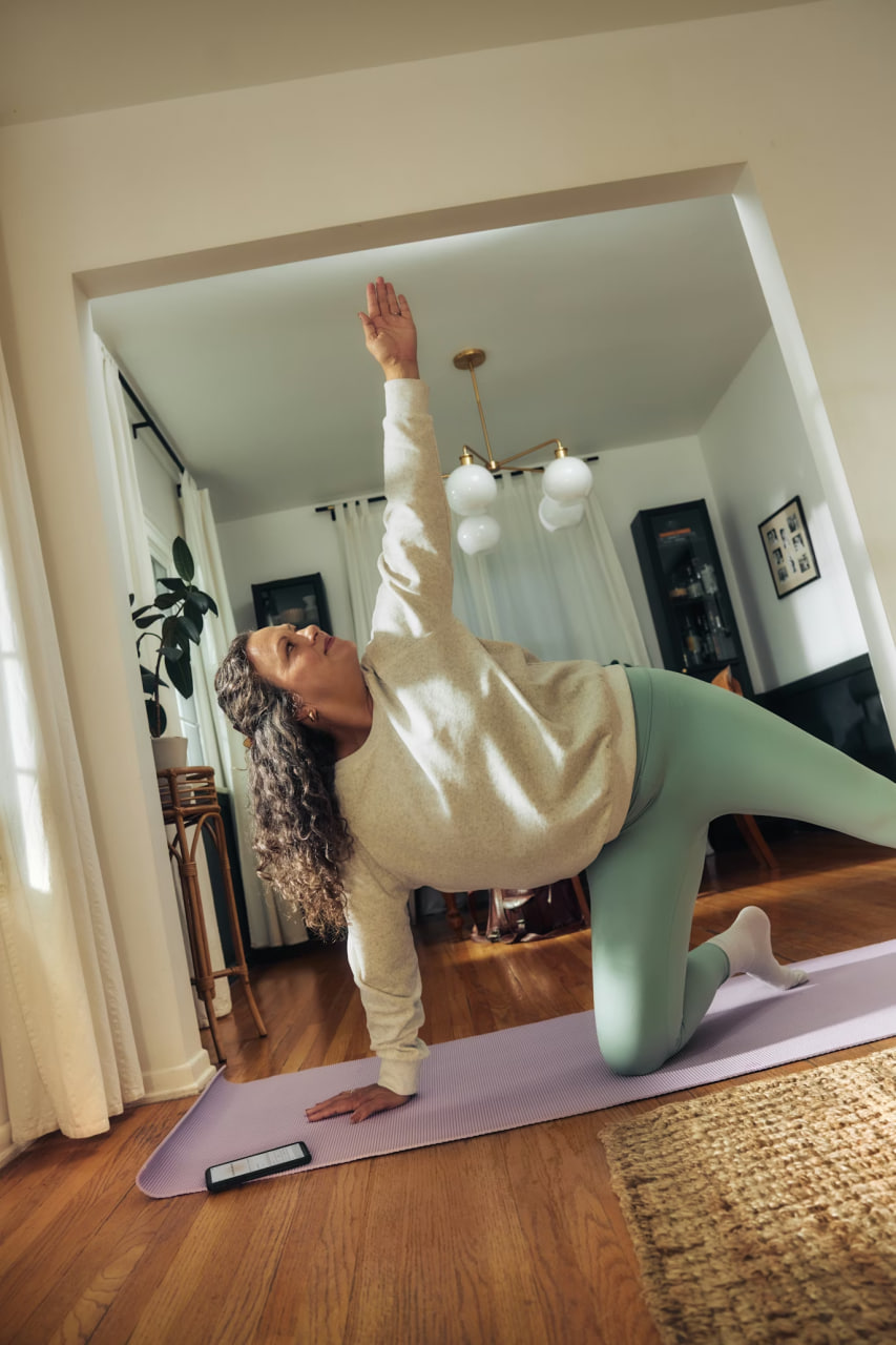 Žena u mirnom okruženju njeguje uravnotežene wellness navike